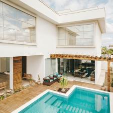 How to Incorporate Glass in Modern House Interior